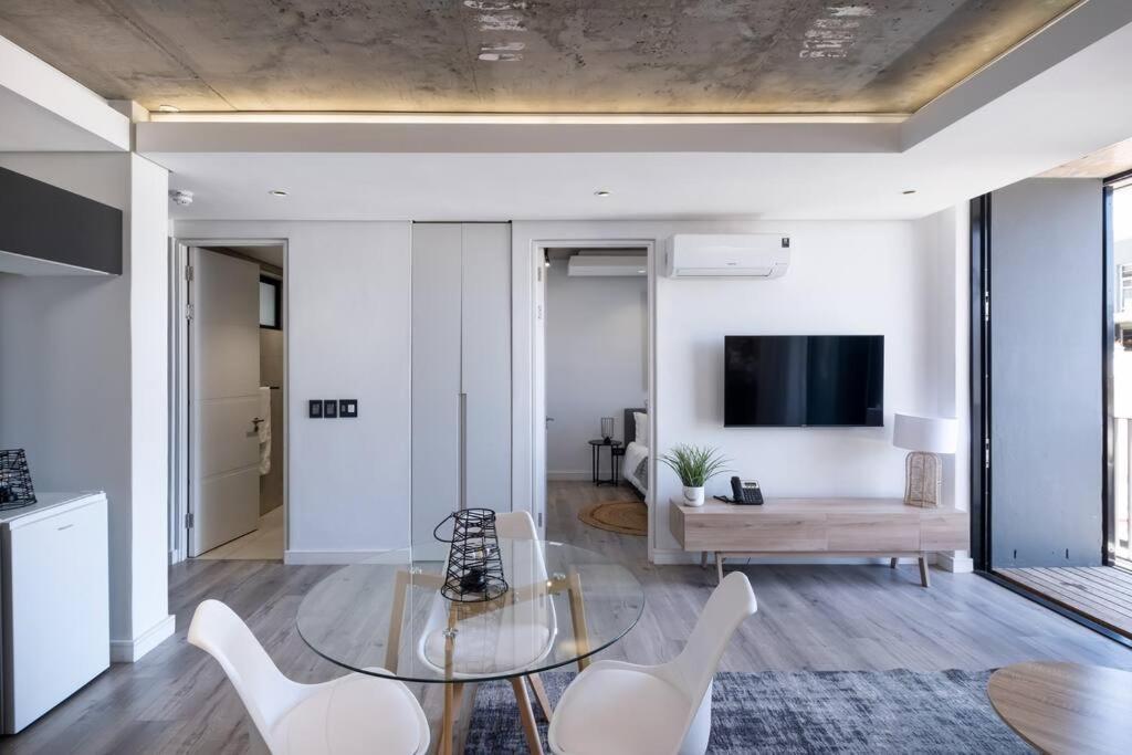 302 The Signature In Apartment *